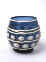 GOB-6001 - Contenant en verre bleu-cobalt et décor blanc rapportéverreSérie de contenants en verre soufflé (gobelets, vases) souvent découvert à l'état de tessons non identifiables. Ce verre se caractérise par un état sanitaire exceptionnel, d'un bleu foncé 