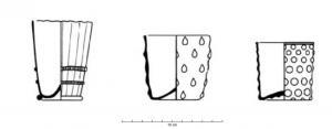 GOB-8002 - Gobelet en verre Barrera 13verreGobelets cylindriques avec décors moulés optiques ou rapportés : bandes pincées, gouttes, nids d'abeille, bourrelet rapporté sous la base. Ce type est illustré par diverses variantes.