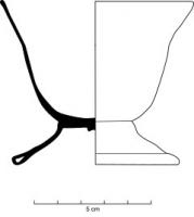 GOB-8003 - Gobelet à piédoucheverrePetite coupe à lévre éversée posée sur un piédouche court, formé par refoulement. Parfois, l'ourlet ou la base est pleine. Un décor filigrané peut accompagner le pied. La hauteur n'excède pas 80 mm.