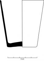 GOB-9002 - Gobelet en verre tronconiqueverreGobelet simple sans décor avec un fond épais, relativement plat. Les parois sont lisses ou cannelées, ou facettées.
