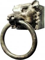 GPT-4001 - Garniture de poutre bronzeGarniture d'embout de poutre de ponton de navire en forme de parallélépipède ouvert sur une face pour s'emboiter sur l'extrémité de la poutre ; partie visible zoomorphe (lion, loup, panthère) ou anthropomorphe (Méduse, avant-bras).