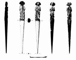 GRA-7001 - GravoirosUstensile formé d'une tige tronconique, pointue à son extrémité, et d'une partie supérieure sculptée d'un motif variable (éventuellement figuré).