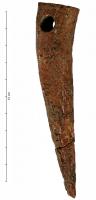 GRB-4001 - Outil à lier les gerbesbois de cerfAndouiller scié et percé, de manière à pouvoir être rattaché à un lien qui permet de manipuler la pointe.