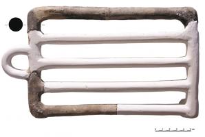 GRL-4004 - Grilterre cuiteGril modelé en argile, avec des barres parallèles dans un cadre quadrangulaire, pourvu de quatre pieds sous-jacents et d'une poignée latérale.