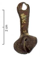 GRT-7002 - GrelotbronzePetit grelot mi-octaédrique, mi-sphérique composé de 4 lobes repliés vers l'intérieur formant la cage emprisonnant la bille ; au sommet, longue et robuste tige aplatie et percée, ou recourbée en crochet pour la suspension. Certains modèles peuvent être dorés, d'autres présenter un décor incisé. 
