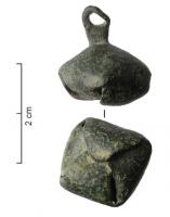 GRT-7003 - GrelotbronzePetit grelot mi-octaédrique, mi-sphérique composé de 4 lobes repliés vers l'intérieur formant la cage emprisonnant la bille ; au sommet, languette verticale plus ou moins longue, percée pour la suspension. Certains modèles peuvent être dorés, d'autres présenter un décor incisé. 