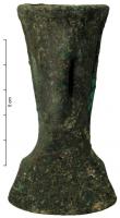 HCH-1061 - Hache à douille: type à épaulementsbronzeHache à douille conique, séparée du tranchant par un étranglement et un ressaut ; lame courte, à tranchant évasé est arrondi.