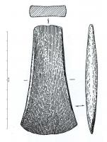 HCH-1062 - Hache plate  à bords concavesbronze ou cuivreHache plate à bords concaves, de section transversale sub-rectangulaire à faces concaves.
