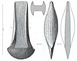HCH-1069 - Hache à rebords : type atlantique ou approchébronzeHache à rebords élevés, à sommet rectiligne, bords droits ou concaves et tranchant évasé. Les plats, les flancs ou même les rebords, sont parfois ornés de cannelures ou d'incisions.