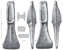 HCH-1083 - Hache à talon, moule à valves dépareilléesbronzeHache à talon coulée dans un moule à valves dépareillées.