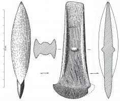 HCH-1092 - Hache à ébauche de butée : bombement ovalairebronzeHache à rebords caractérisée par une ébauche de butée en partie médiane. Cette ébauche de butée, perpendiculaire à l'axe de la hache, se présente sous forme d'un bombement ovalaire.