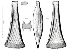 HCH-1124 - Hache à rebords élevés : type atlantique de ThonacbronzeHache à sommet étroit; bords concaves fortement divergents; tranchant évasé; rebords élevés minces, souvent aplatis par martelage. Le profil montre sa plus grande largeur vers la partie centrale de la hache. Type orné de cannelures (divergentes sur les plats), parfois d'incisions ou encore, par martelage.