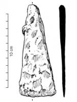 HCH-2011 - Hache plateferHache plate et triangulaire, de section effilée du talon jusqu'au tranchant.