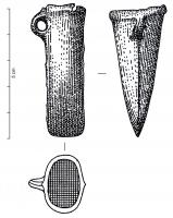 HCH-2022 - Hache à douille : type de Maure-de-BretagnebronzeHache miniature d'une longueur de 50 à 60 mm et de très faible épaisseur ; douille à section elliptique ou subcirculaire, tranchant droit non évasé.