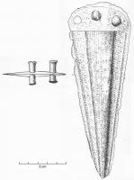 HLB-1002 - Hallebarde à renflement médian largebronzeHallebarde à lame coulée, languette arrondie ou subtriangulaire,  percée pour recevoir de gros rivets, avec un renflement médian large, estompé à l'emmanchement ; tranchants souvent distincts ; lame parfois décorée de fines cannelures parallèles aux tranchants.