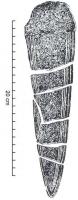 HLB-1004 - Hallebarde à lame platebronzeArme à lame triangulaire sans renflement ni arête médiane, ornée de stries parallèles aux tranchants, à sommet arrondi percé de trous de rivets.