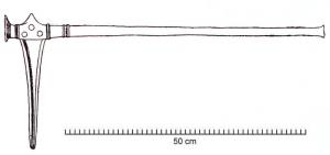 HLB-1005 - Hallebarde à manche métalliquebronzeArme de grandes dimensions, à lame triangulaire longue à tranchants légérement concaves ou à lame en ogive; fixation sur le manche en bronze par de gros rivets.