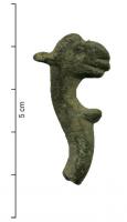 IND-4066 - Sommet zoomorphebronzeSommet d'une tige plate, à bords chanfreinés, en forme de tête d'animal indéterminé (ovin ? dragon ?) ; sous l'encolure, ergot proéminent qui a pu servir à bloquer un anneau ou une suspension.