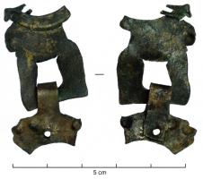 IND-4140 - Objet à dater et à identifierbronzeObjet en tôle, équipé sur un bord d'une bélière d'où pend un pendant secondaire à crochet, en forme de lunule (une perforation centrée suggère la présence d'un autre pendant plus petit°