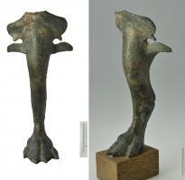 IND-4150 - Support : patte de griffonbronzeSupport destiné à être riveté sur une cuve ou un objet à paroi oblique ; il consiste en une patte terminée par des griffes (griffon). 