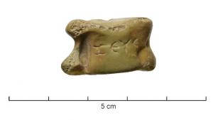 IND-4175 - Astragale inscriteosAstragale brute ou rabotée, portant sur une face une inscription en caractères grecs, sur une ou deux lignes.