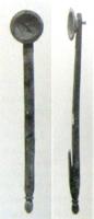 IND-4207 - Paire de crotales à disquesbronzeManche formé d'une tige légèrement renflée au centre, pourvue de groupes de moulures à chaque extrémité, et prolongée par deux tiges plates, parallèles, et dont les extrémités rapprochées sont creusées, sur la face interne, d'une dépression permettant de caler un objet léger ou un axe de rotation.