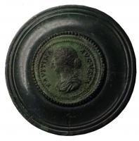IND-4262 - Médaillon monétiformebronzeMédaillon de type monétiforme, monté dans un cadre circulaire mouluré permettant d'observer les deux faces.