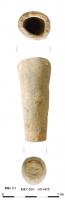 IND-4329 - Récipient en plomb ?plombTube présentant une extrémité pleine et une perforation axiale de l’autre. De section épaisse, approximativement cylindrique, son diamètre externe décroit au niveau de sa partie distale. Le bord plat ne présente pas d’aspect particulier.