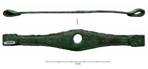 IND-4360 - Objet à identifier, applique, ébauche ?bronzeTôle plate de forme losangique très allongée, soulignée de filets ou de guillochis le long des bords, et repliée à ses extrémités. Elle peut comporter une perforation centrale, peut-être pour le passage d'un crochet de suspension ou intervenant dans sa fixation.
