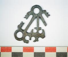 IND-4365 - Contreplaque de garniture de ceinture ?bronzeObjet ajouré, de plan triangulaire, équipé aux angles d'anneaux pouvant servir à sa fixation, et reliés par des barres que prolongent des décors zoomorphes affrontés.