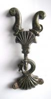IND-9092 - Objet à identifierbronzeAgrafe composite en deux éléments articulés par un crochet et un anneau ; ils sont en forme de feuille et l'un d'eux comporte un prolongement en forme de double crosse.