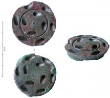 JDE-4001 - Embouchure de jet d'eaubronzePièce circulaire massive, équipée d'un ressaut sur la tranche, et dont la surface est transpercée de perforations obliques.