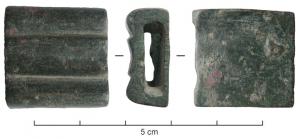JHA-4014 - Passant de harnaisbronzePassant de harnais quadrangulaire, en bronze coulé; la face externe est simplement ornée de cannelures parallèles.