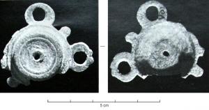 JHA-4047 - Passant de harnaisbronzePassant de harnais avec un renflement circulaire mouluré pourvu de trois anneaux séparés par un bouton.