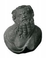 LIT-4005 - Applique de fulcrum : SilènebronzeApplique creuse, en forme de buste posé sur une base circulaire : Silène à la poitrine velue, partiellement cachée par un vêtement formant un arc de cercle; visage retourné et arrière et relevé, les traits grossiers et déformés, barbe tire-bouchonnée, couronne de lierre.