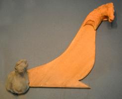 LIT-4012 - Extrémité de fulcrum : appliques en terre cuiteterre cuiteBuste sur base circulaire, ou applique sommitale de fulcrum en forme de protomé de mule, en terre cuite moulée.