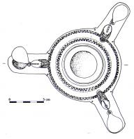 LMP-3002 - Lampe à trois becsbronzeLampe en bronze à trois becs et suspension centrale; trois crochets en S, terminés par des têtes d'hippocampes, occupent les espaces entre les becs. Ceux-ci sont pourvus par ailleurs de petits couvercles ovales reliés aux crêtes des hippocampes par des anneaux mobiles. Haut réservoir cylindrique (sur pied tronconique), avec large ouverture contrale protégée par un couvercle en tôle.