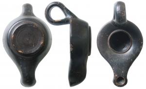 LMP-3012 - Lampe tournée mi-fermée apulienneterre cuiteLampe tournée mi-fermée, anse verticale en anneau, rapportée. Réservoir circulaire de profil droit. Bandeau large penché vers l'intérieur, un fin bourrelet entoure le grand trou d'alimentation. Bec long, fin, rapporté, au bout s'élargissant. Base circulaire concave, tournassée, en relief, souvent réservée. Vernis noir brillant sur l'ensemble de la lampe (intérieur extérieur)