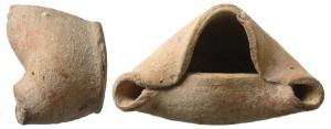 LMP-3035 - Lampe tournée pincée à deux becsterre cuiteLampe tournée en simple cuvette profonde, pincée pour créer deux becs fermés et un grand trou d'alimentation. Base importante, circulaire, surélevée.