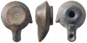 LMP-3043 - Lampe tournée à poucier non percéterre cuiteTournée sans anse. Réservoir circulaire de profil biconique assymétrique pourvu d'un poucier à gauche. Disque limité par un sillon, en large anneau très convexe, au petit trou d'alimentation. Bec moyen , étroit, au dessus plat et au bout arrondi. Base circulaire plate en relief, tournassée. Vernis noir brillant.