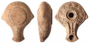 LMP-3059 - Lampe hellénistique mouléeterre cuiteRéservoir circulaire de profil biconvexe. Frise de pyramides à degrés sur le bandeau. Deux ailerons latéraux. Petit disque en gouttière limitée par deux bourrelets et  entouré par un anneau strié. Bec long, étroit, au bout en bras d'ancre, flanqué de deux volutes simples qui encadrent un élément décoratif. Base circulaire plate en léger relief.