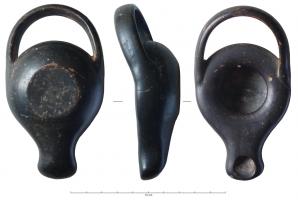 LMP-3091 - Lampe attique à anse horizontale en étrierterre cuiteLampe tournée mi-fermée, réservoir circulaire à profil droit pourvu d'une anse large en étrier soudée sur les flancs,   bandeau moyen recroquevillé vers l'intérieur, bec long arrondi au dessus plat légèrement pincé, base circulaire concave, tournassée. Un vernis noir brillant sur toute la lampe (intérieur et extérieur)