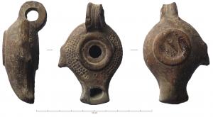 LMP-3105 - Lampe à picots Dressel 2terre cuiteLampe corps couvert d'un semis de picots ou grènetis en léger relief, à aileron latéral ; bec en forme d'enclume; anse rubannée cannelée.