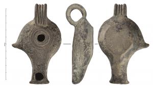 LMP-3109 - Lampe delphiniforme à cols de cygneterre cuiteLampe moulée à bec long au bout en enclume, flanqué de deux longs cols de cygnes symétriques. Anse verticale en ruban à trois cannelures, rapportée. Réservoir de profil biconique. Poucier en corne saillante à gauche. Petit disque fermé limité par un gros bourrelet. Un fin bourrelet entoure le trou de remplissage. Base annulaire. Bandeau à décore végétal avec un caducée de tradition punique sur le bec.