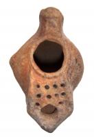 LMP-3132 - Lampe-pichet mouléeterre cuiteLampe-versoir ronde avec bec triangulaire surmonté d'une passoire. Anse carrée et ergot latéral. Argile orange, engobe orange.