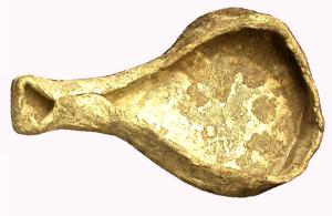 LMP-4008 - Lampe ouverteplombLampe ouverte en plomb, au réservoir pirifome peu élevé ; le bec se referme sur lui-même pour former une sorte de tube isolant la mèche du réservoir. Absence d'anse.