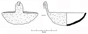 LMP-4013 - Lampe en fer ouverteferLampe ouverte, en cupule; manche court et plat, perpendiculaire à la vasque, formant à son extrémité un crochet de suspension replié vers le bas.