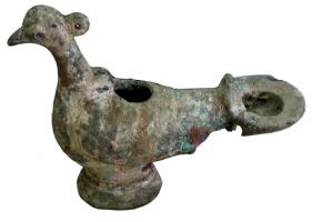 LMP-4014 - Lampe zoomorphe : volatilebronzeLampe figurative, en forme de volatile (paon, cygne, colombe...) : la tête sert d'anse de préhension et la queue se prolonge par le trou de mèche; socle rond mouluré; derrière la tête, charnière d'articulation d'un couvercle.