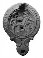 LMP-4025 - Lampe Loeschcke IV : Gladiateurs, CLEterre cuiteLampe à bec en ogive, doubles volutes; bandeau avec rang d'oves; anse forée; médaillon orné de deux gladiateurs en armure avec boucliers rectangulaires courbes, armés d'une sica (épée courbe) et désignés par leurs noms, SIIC(undus) et COLV(m)BVS. Marque CLE.
