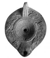 LMP-4037 - Lampe Loeschcke VIIIterre cuiteLampe à un bec rond; disque décoré de rayons; anse percée; épaule ornée de pampres de vigne; bec mis en évidence par deux traits obliques incisés.